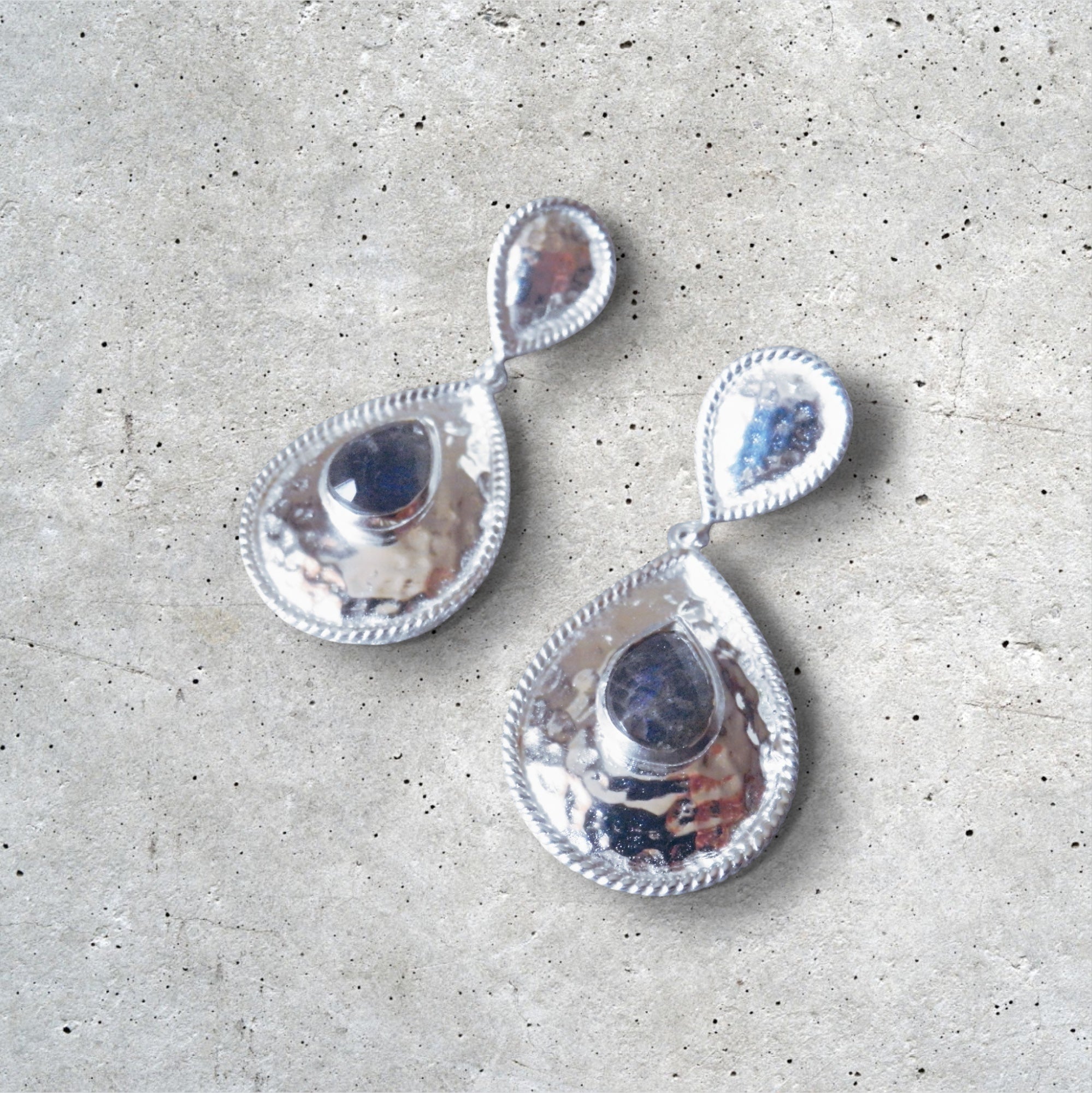 Ohrhänger mit schimmernden Labradorit-Steinen