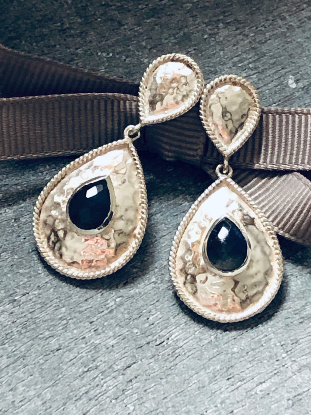 Ohrhänger mit schimmernden Labradorit-Steinen