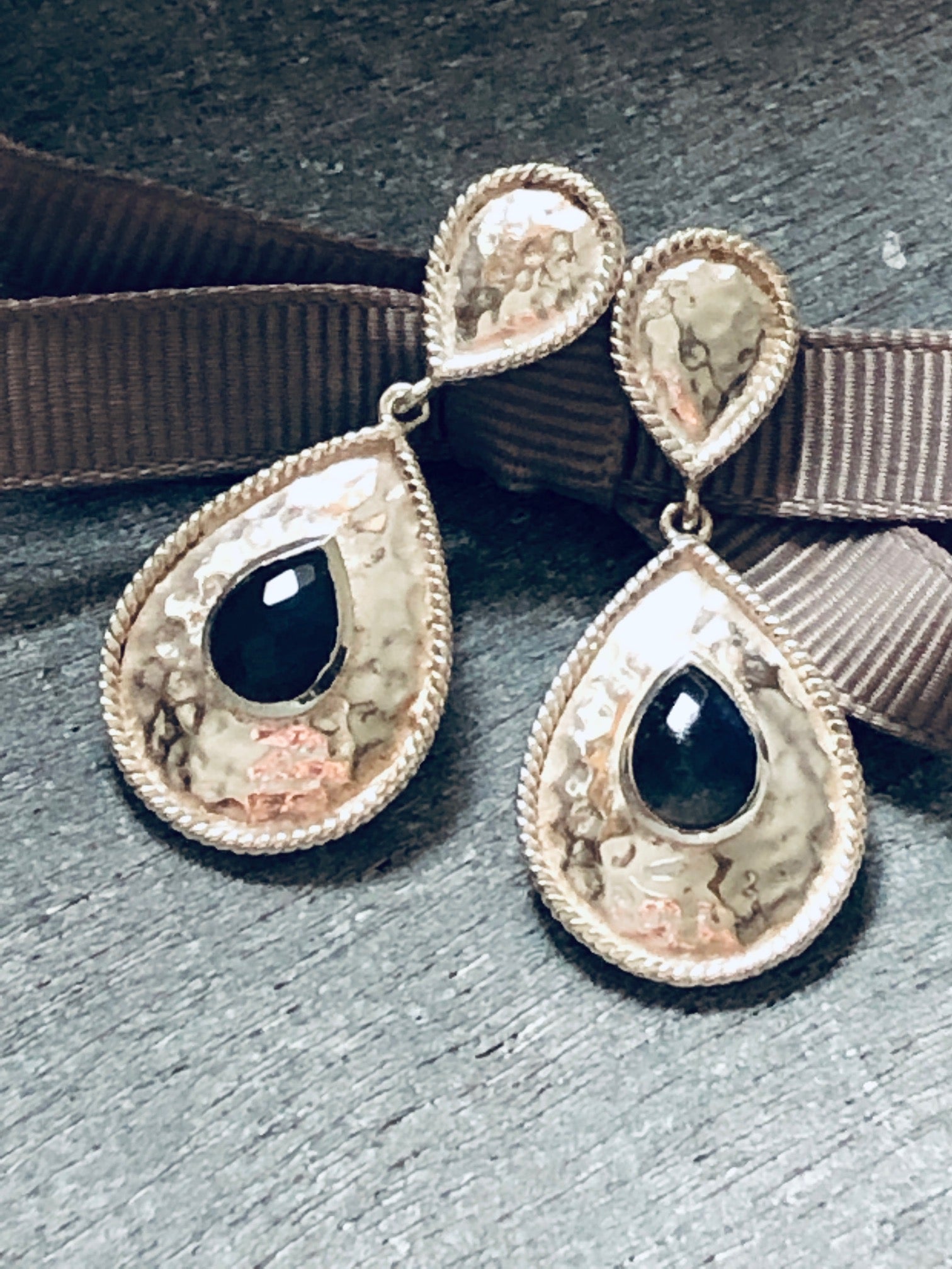 Ohrhänger mit schimmernden Labradorit-Steinen