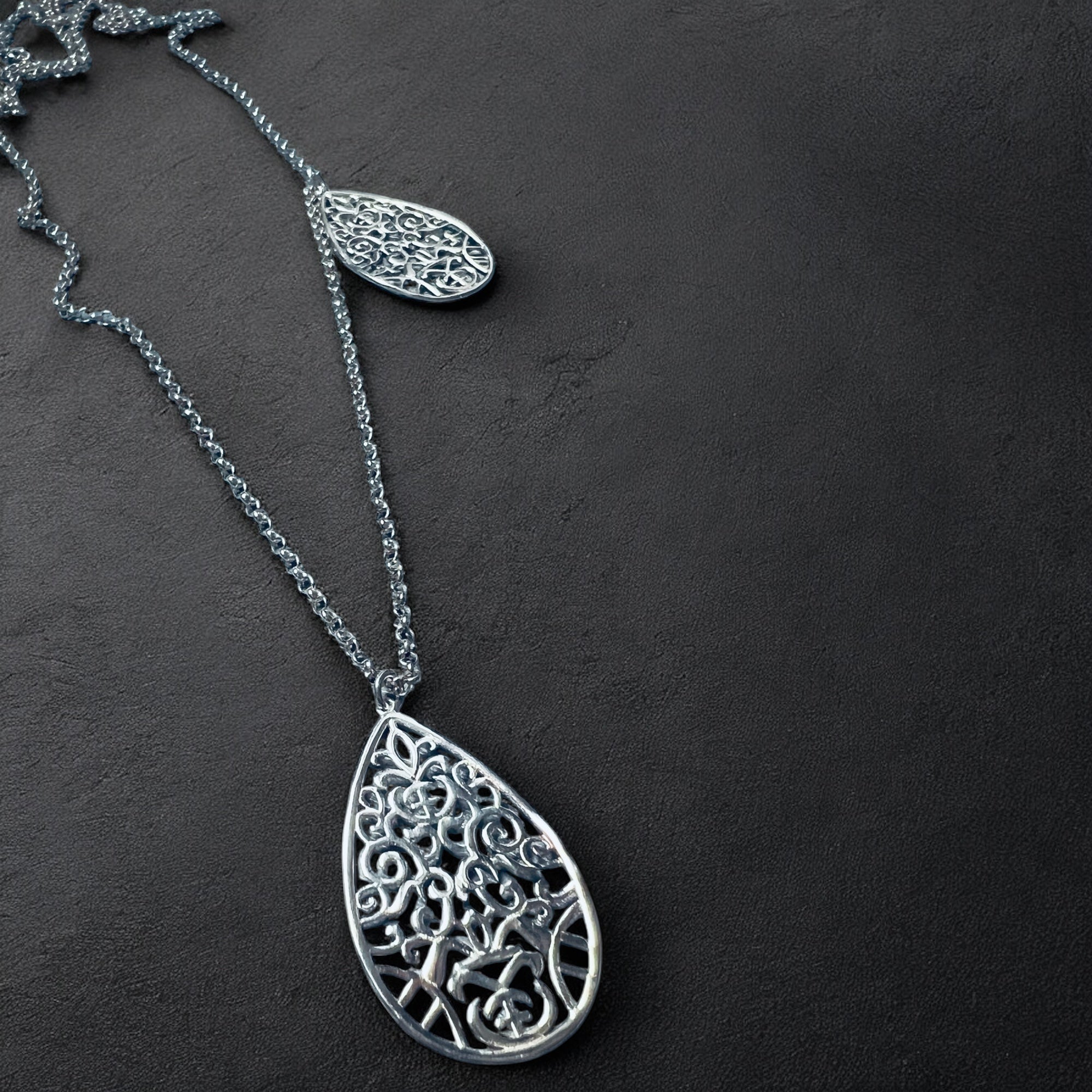 Lange Silber Halskette mit Ornament Anhänger