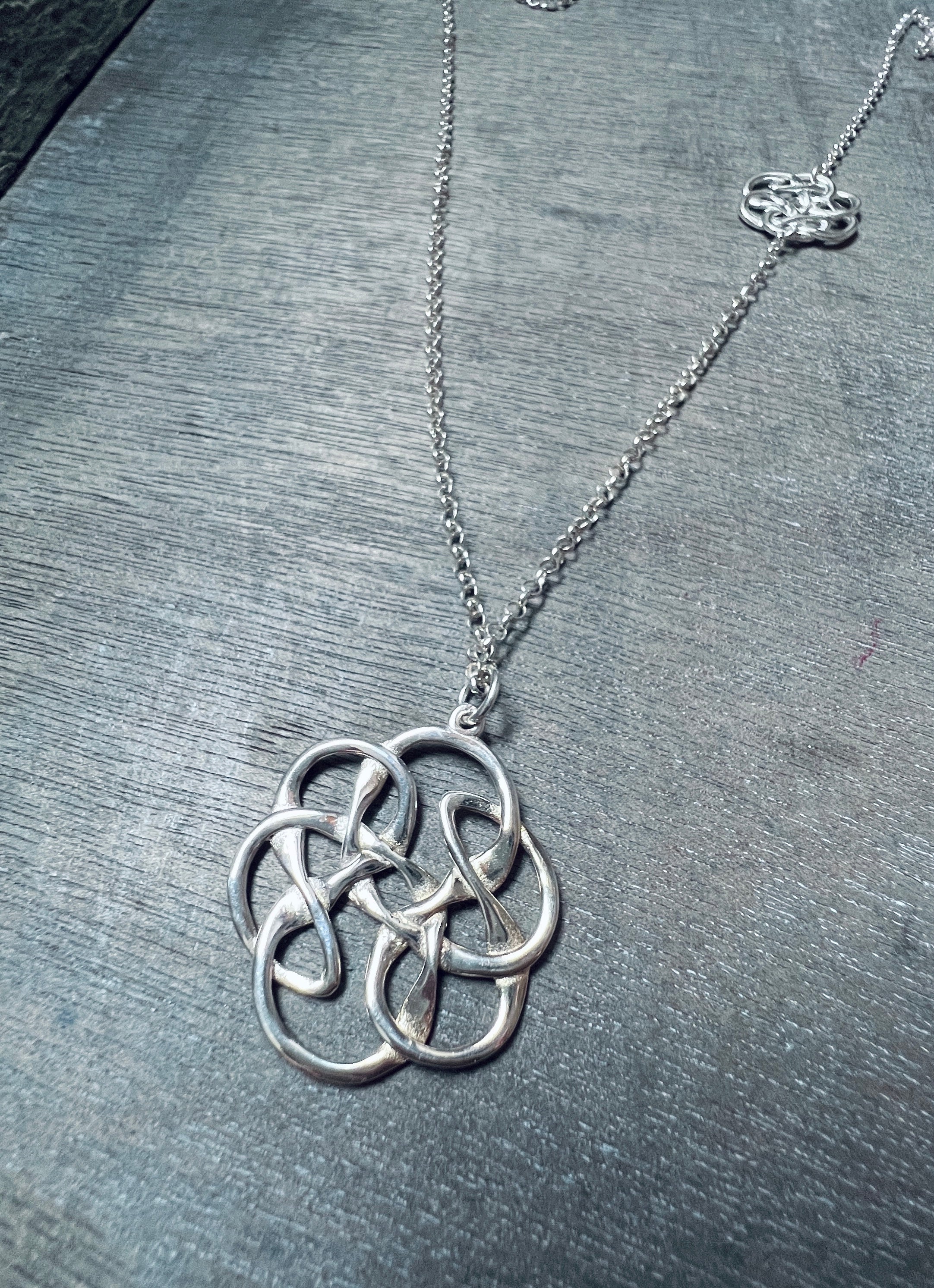 Halskette mit Unendlichem Knoten - Symbol für Verbundenheit & Ewigkeit