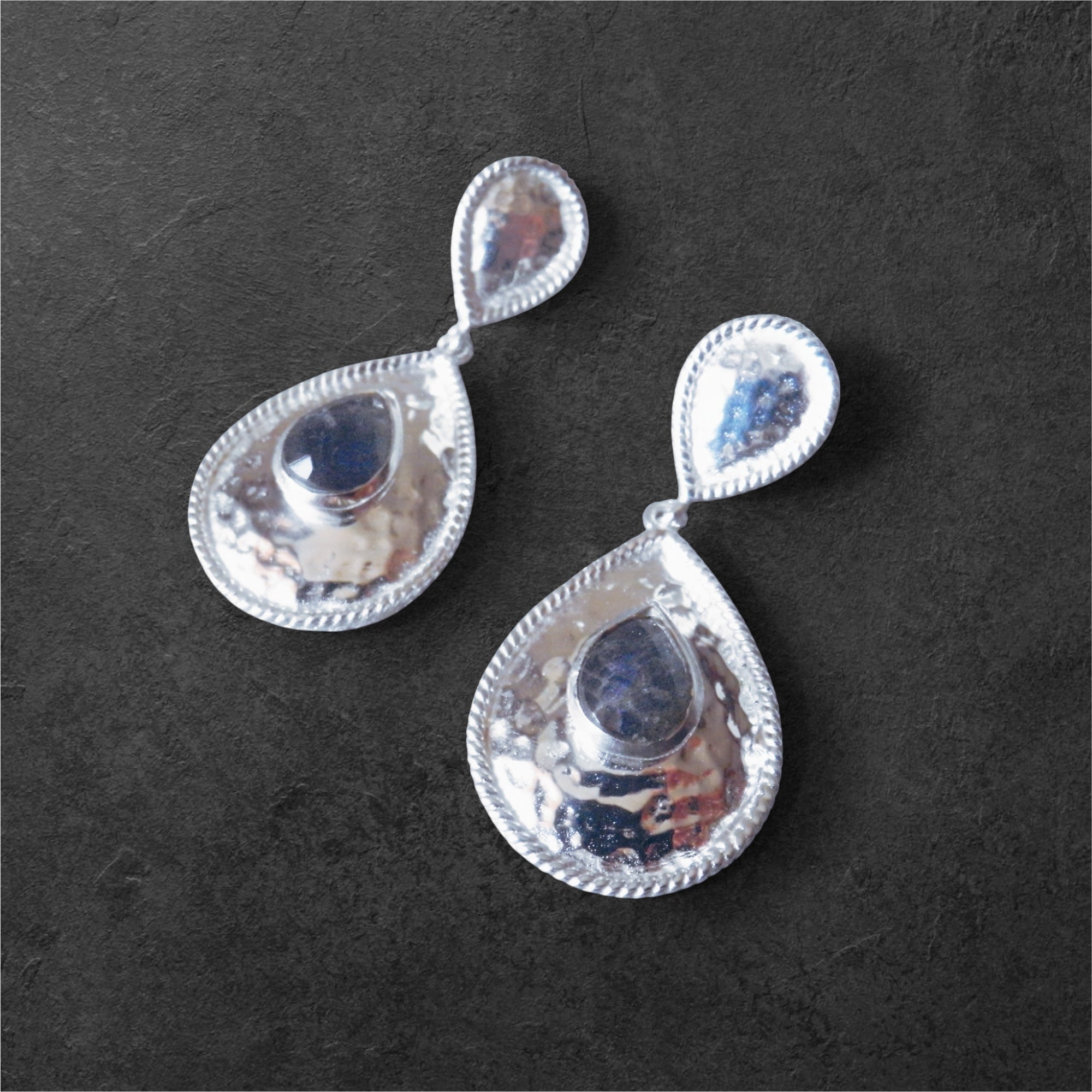 Ohrhänger mit schimmernden Labradorit-Steinen