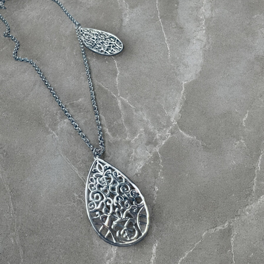 Lange Silber Halskette mit Ornament Anhänger