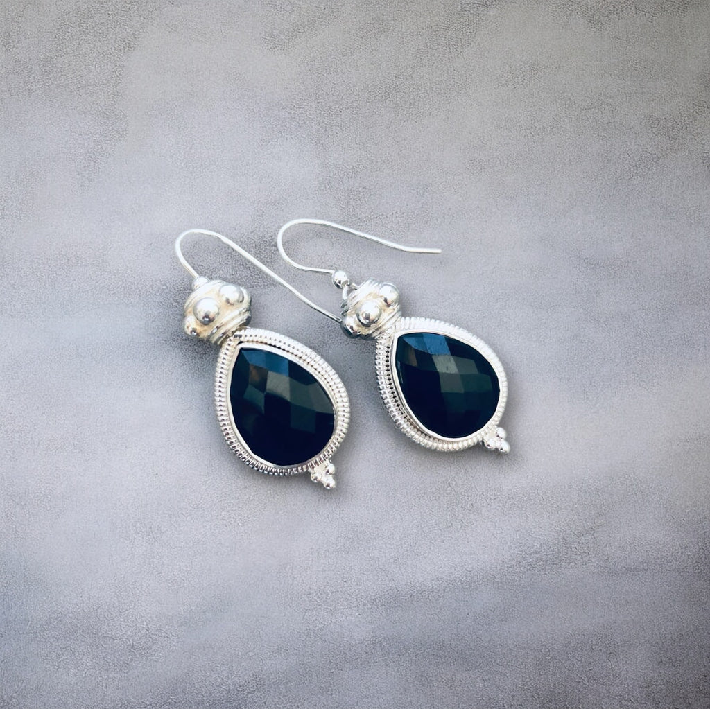 Sportlich-elegante Ohrhänger mit schwarzem Spinell