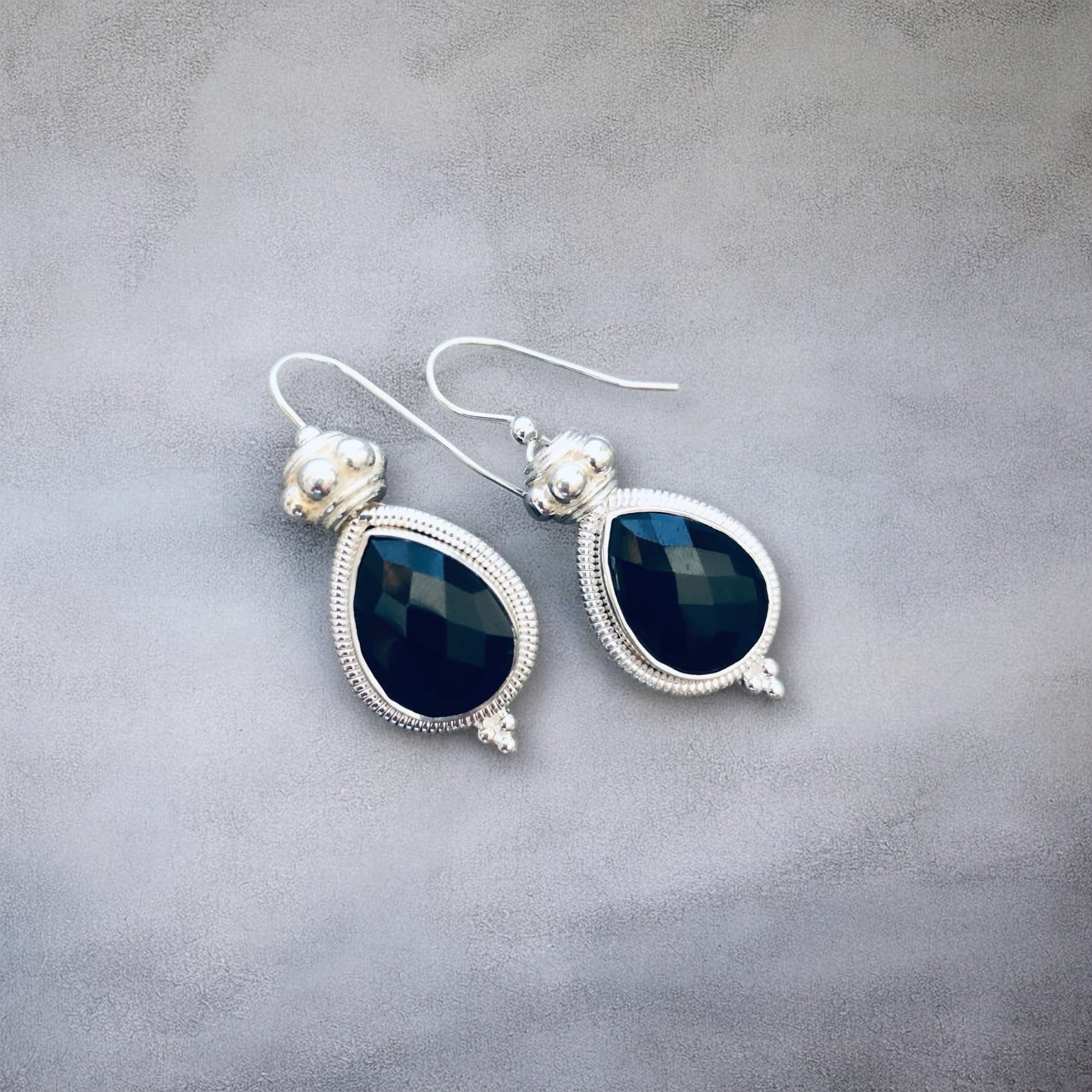 Sportlich-elegante Ohrhänger mit schwarzem Spinell