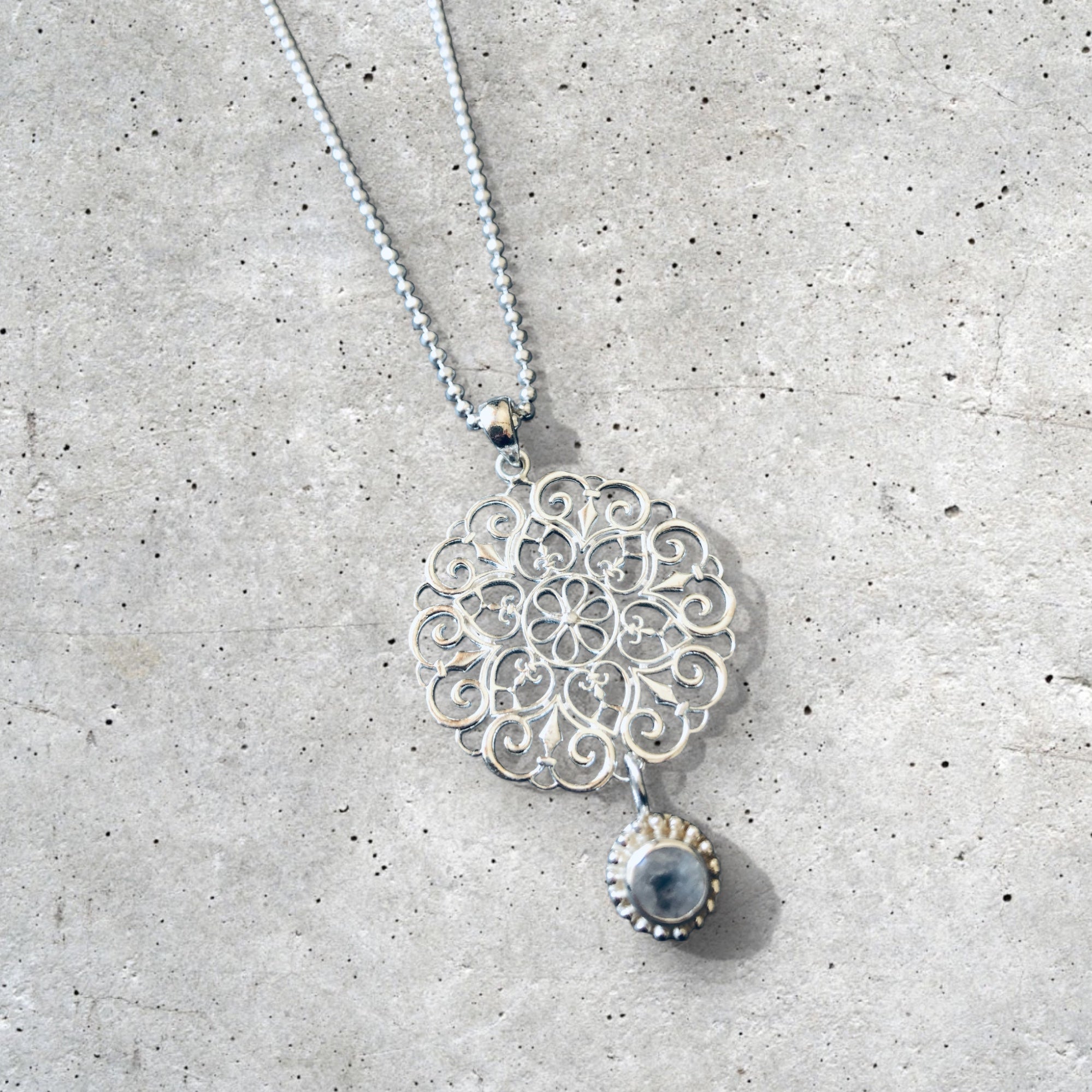 Halskette Boho mit Prenith Anhänger