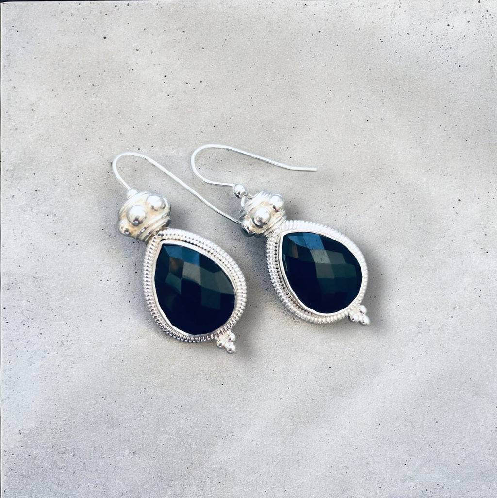 Sportlich-elegante Ohrhänger mit schwarzem Spinell