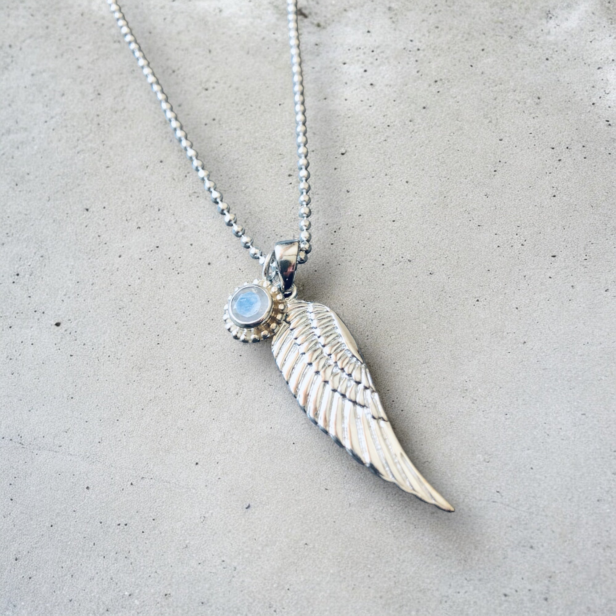 Kette Engelsflügel mit Mondstein-Anhänger