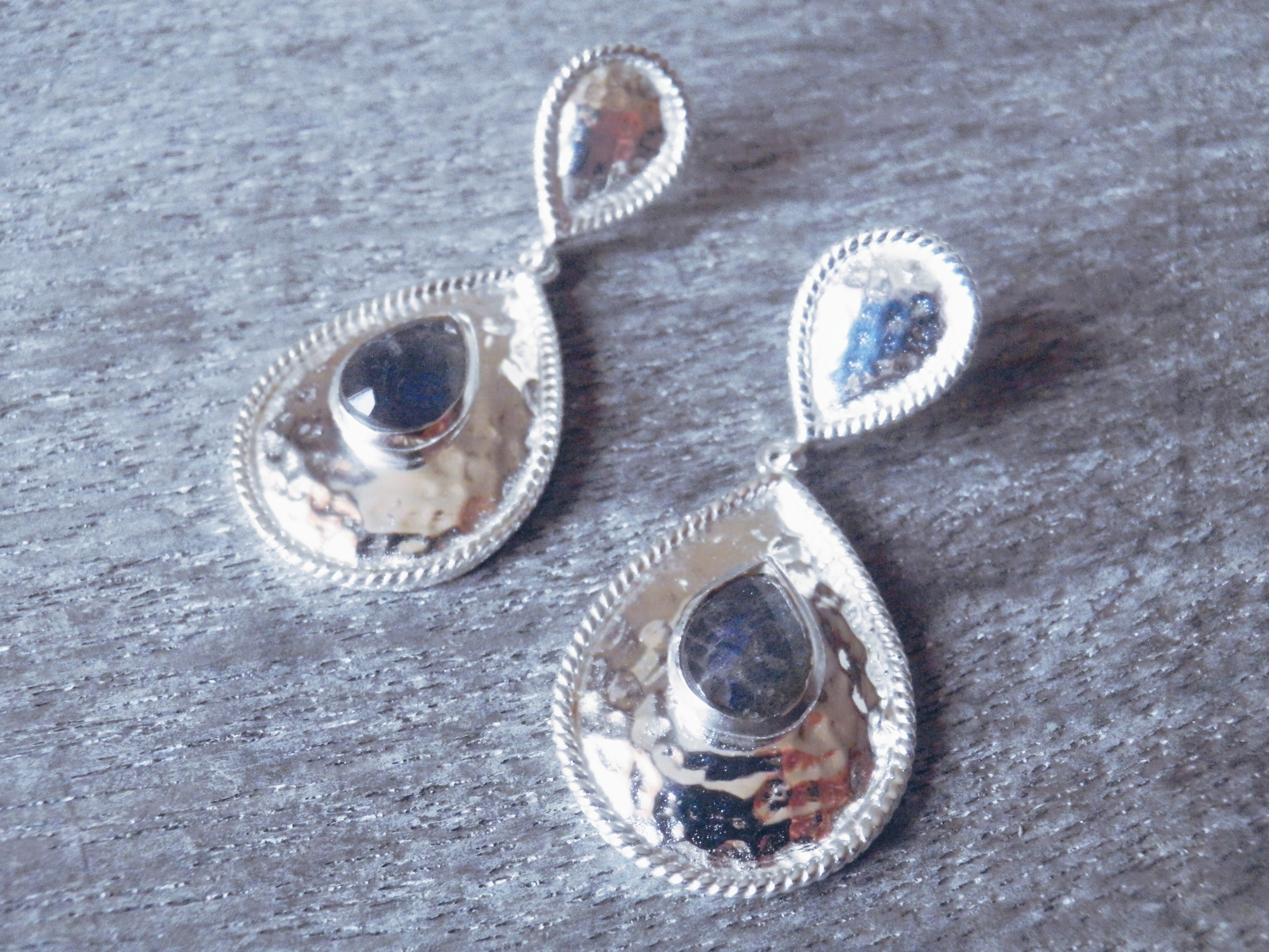 Ohrhänger mit schimmernden Labradorit-Steinen