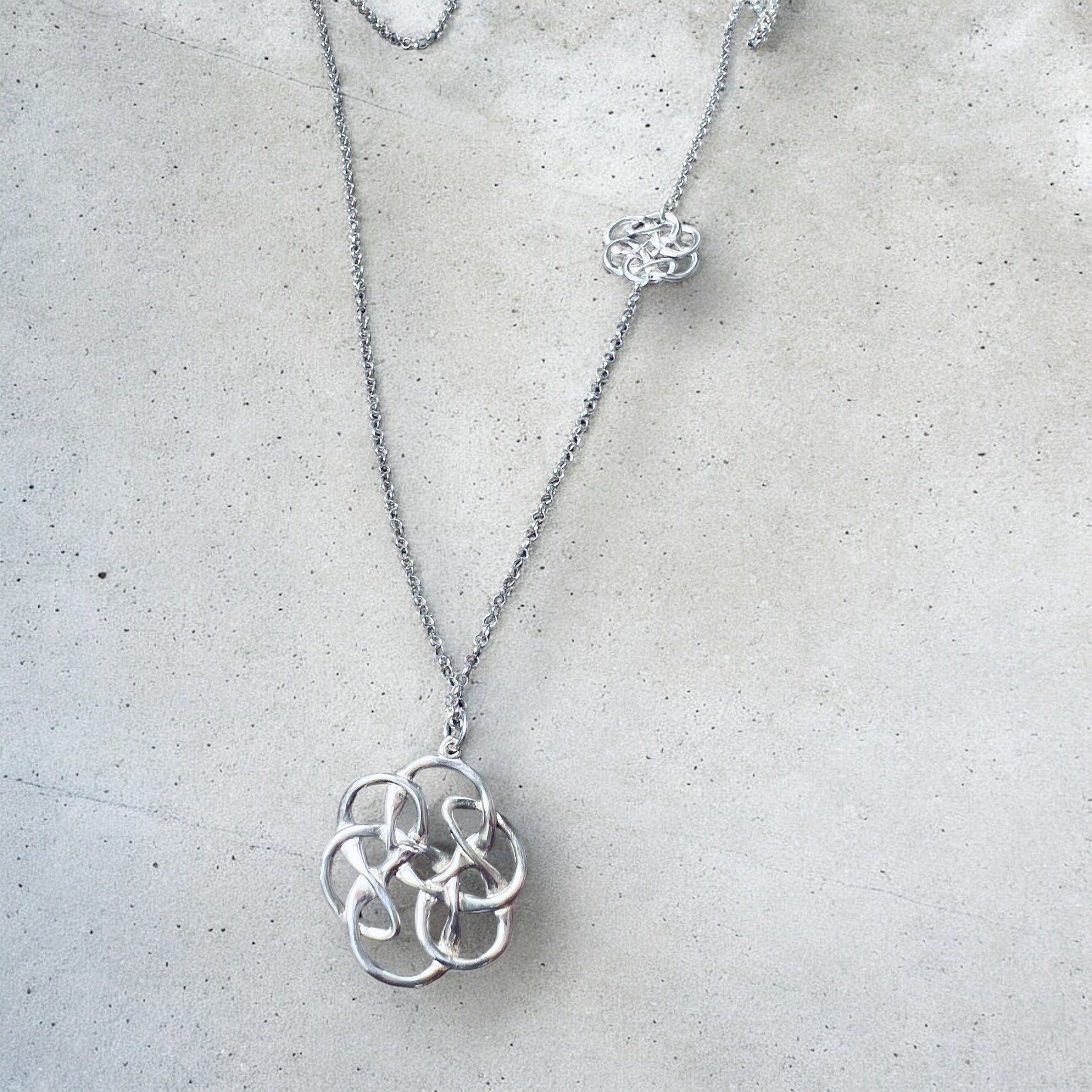 Halskette mit Unendlichem Knoten - Symbol für Verbundenheit & Ewigkeit