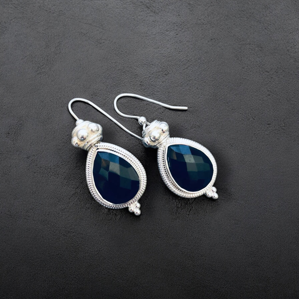 Sportlich-elegante Ohrhänger mit schwarzem Spinell