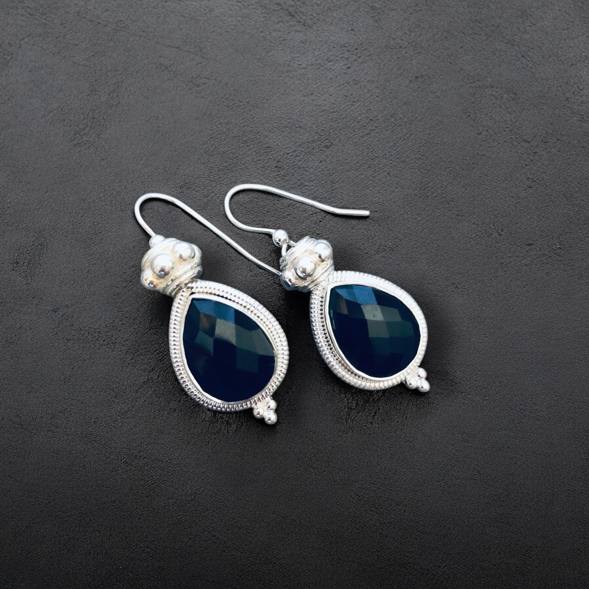 Sportlich-elegante Ohrhänger mit schwarzem Spinell