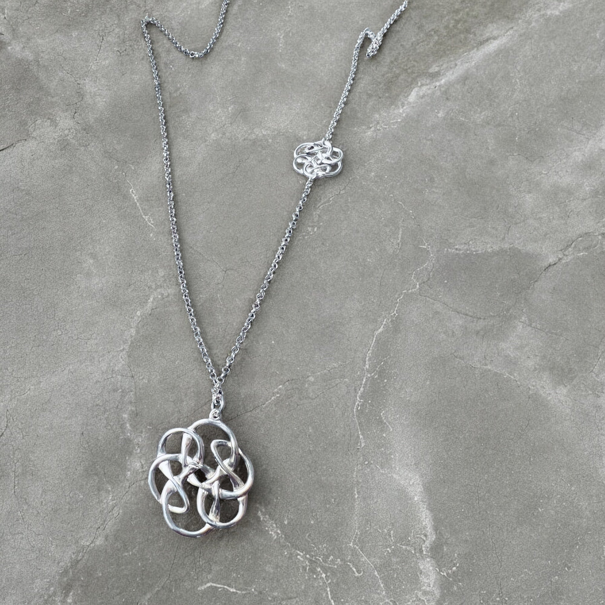 Halskette mit Unendlichem Knoten - Symbol für Verbundenheit & Ewigkeit