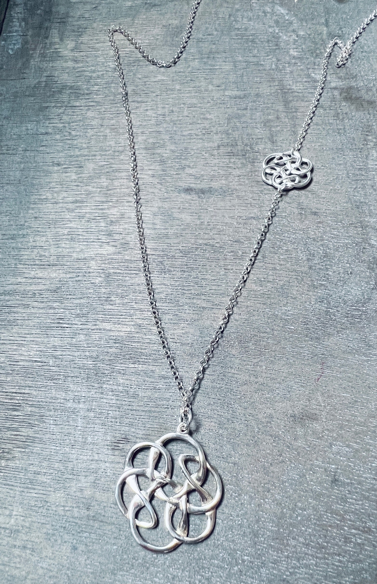 Halskette mit Unendlichem Knoten - Symbol für Verbundenheit & Ewigkeit